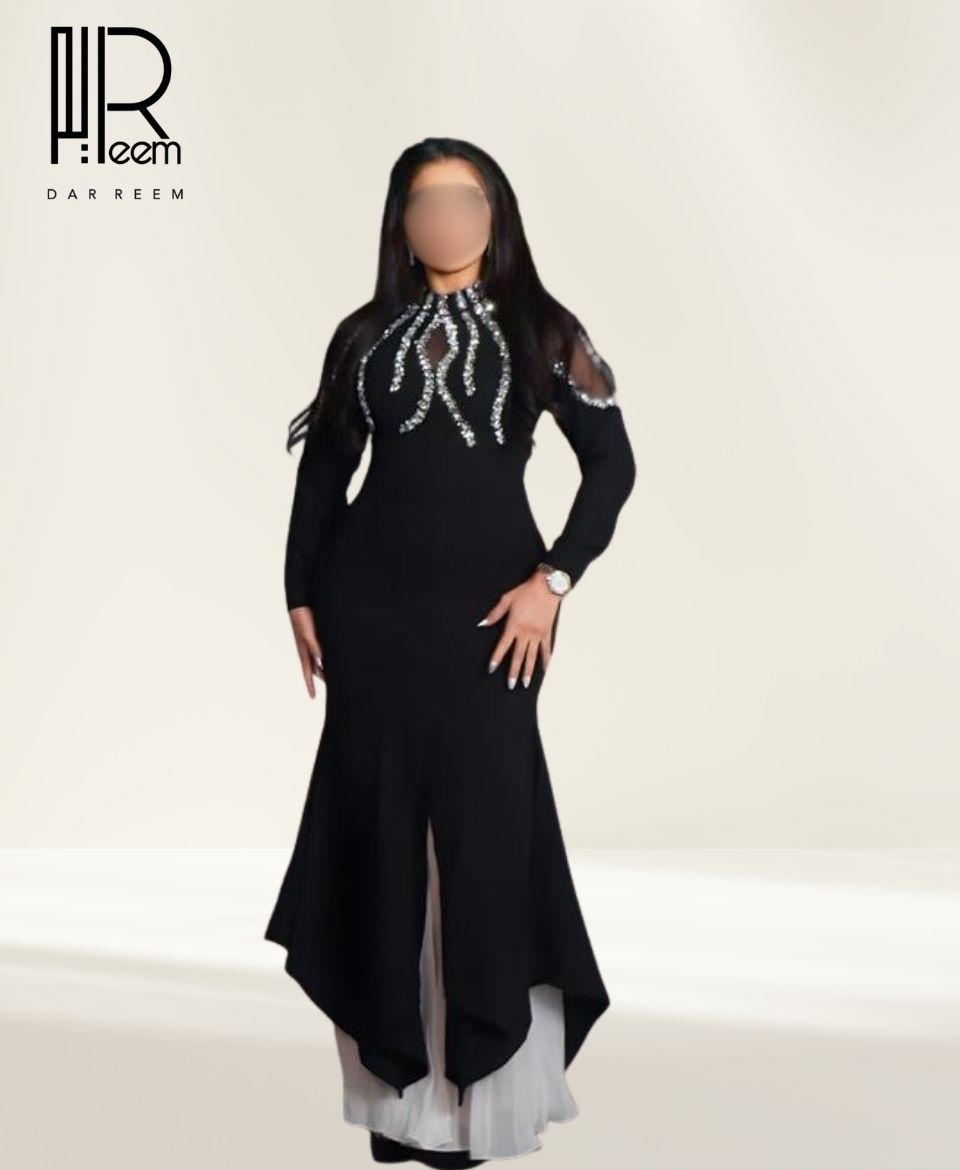 فستان "ليالي الريم" الأسود بتطريز فضي وحزام ساتان أنيق فستان "ليالي الريم" الأسود بتطريز فضي وحزام ساتان أنيق
