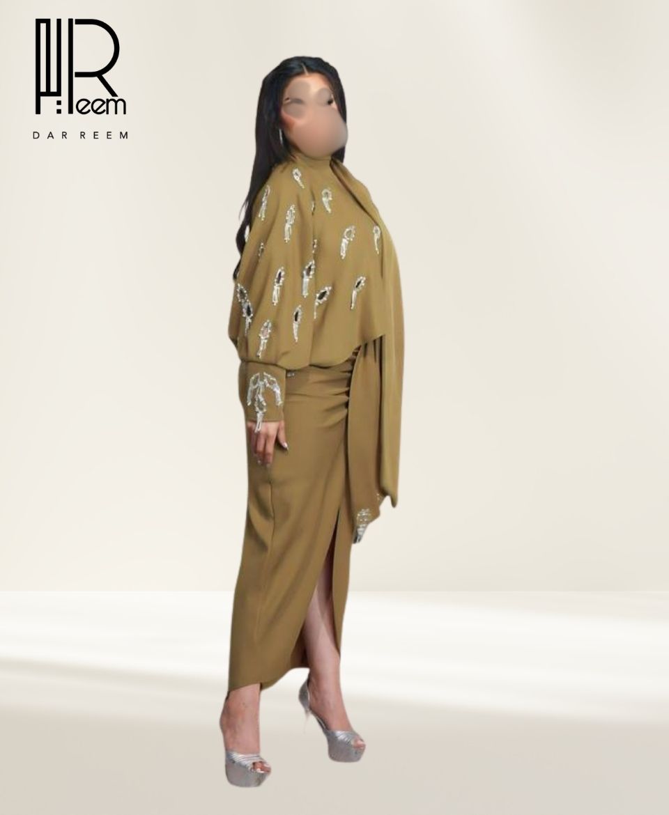 فستان "رقيّ الريم" الزيتي المطرز بالكريستال فستان "رقيّ الريم" الزيتي المطرز بالكريستال