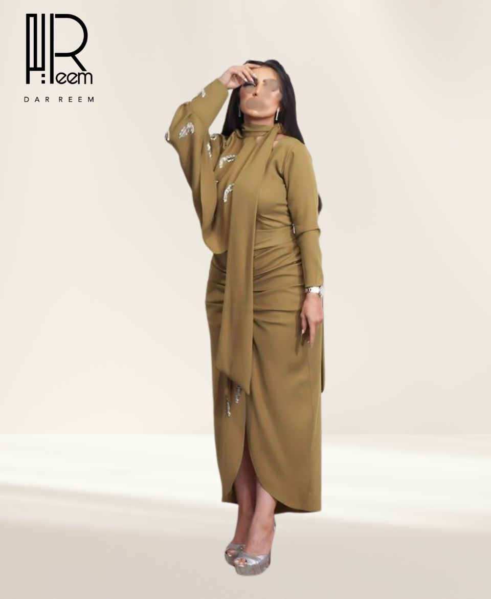 فستان "رقيّ الريم" الزيتي المطرز بالكريستال فستان "رقيّ الريم" الزيتي المطرز بالكريستال