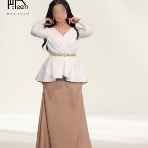 فستان "نقاء الريم" الأبيض والبيج بحزام ذهبي فاخر