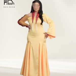 فستان "إشراقة الريم" الأصفر الذهبي بتطريز أحمر فاخر