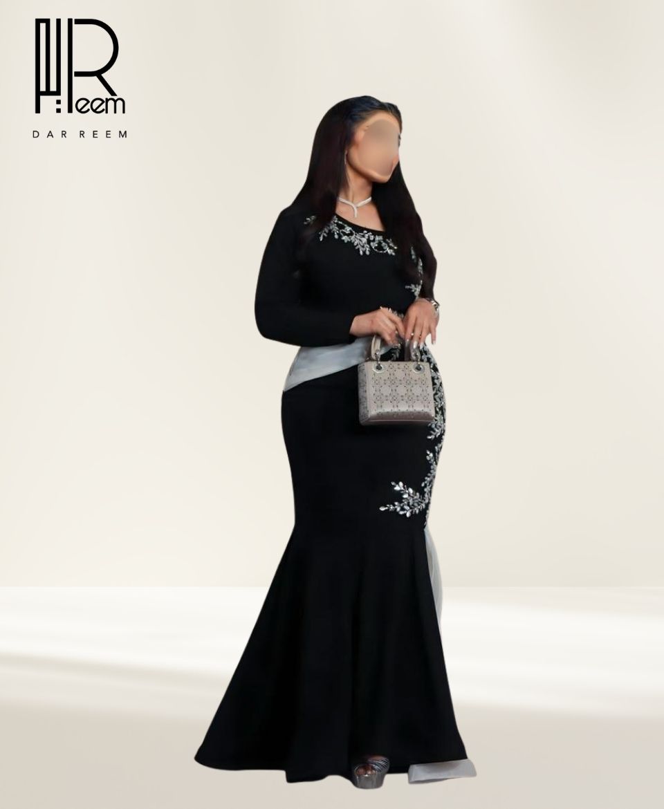 فستان "ليالي الريم" الأسود بتطريز فضي وحزام ساتان أنيق فستان "ليالي الريم" الأسود بتطريز فضي وحزام ساتان أنيق