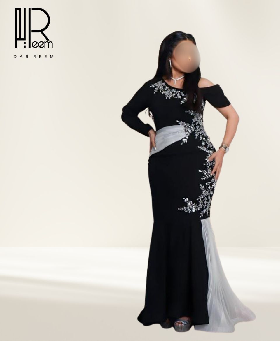 فستان "ليالي الريم" الأسود بتطريز فضي وحزام ساتان أنيق فستان "ليالي الريم" الأسود بتطريز فضي وحزام ساتان أنيق