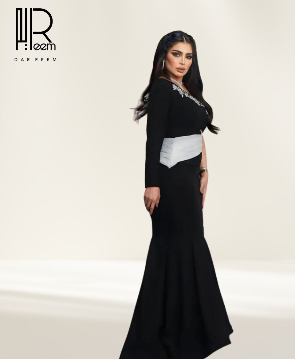 فستان "ليالي الريم" الأسود بتطريز فضي وحزام ساتان أنيق فستان "ليالي الريم" الأسود بتطريز فضي وحزام ساتان أنيق