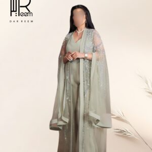 طقم "وقار الريم" الزيتي الفاتح ببنطلون وكاب شفاف مطرّز بالكريستال